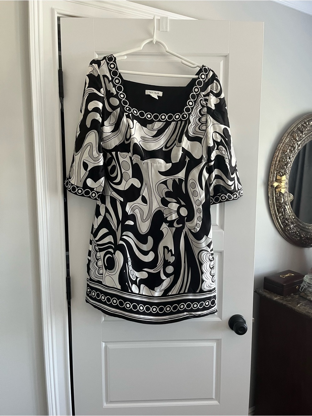 White House Black Market Black & White Graphic Scoop Neck Tunic